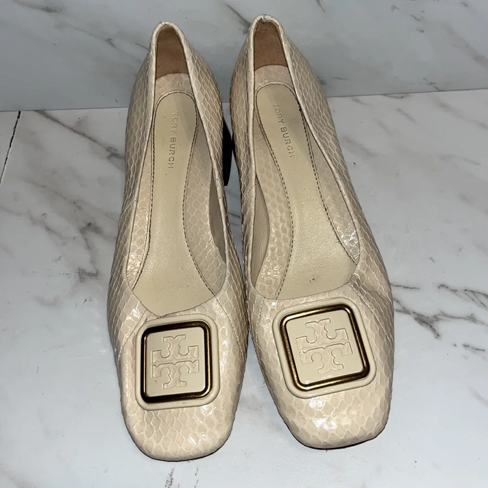 Tory Burch Georgia logo plaque pumps sz 6.  (L15)